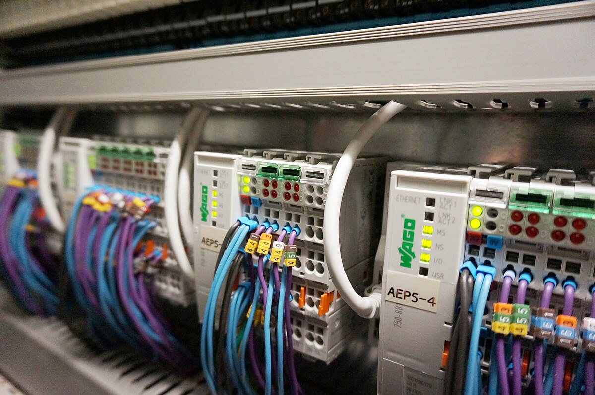 پی ال سی چیست ؟ آنچه باید درباره PLC بدانید